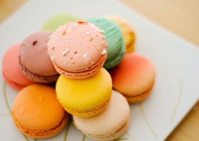 关于爱情的说说:爱情总是以笑开始,以吻转浓,以泪结束1