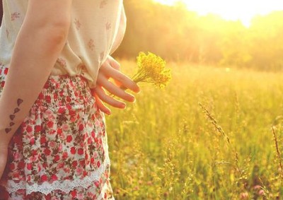 飞信心情短语:亲爱的过去,请别再拍我的肩膀,我不想再回头