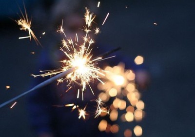 忧伤的说说：青春就像一场烟火，美得让人窒息，却短暂到让人落泪1